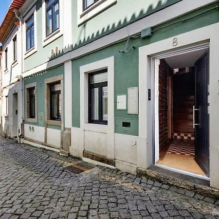 Spacious In Center In Lively Area Авейру
