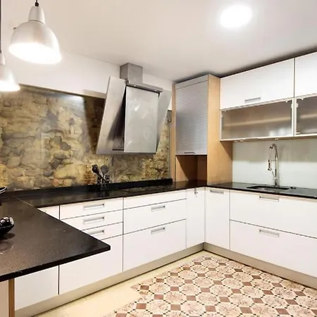 Spacious In Center In Lively Area Авейру