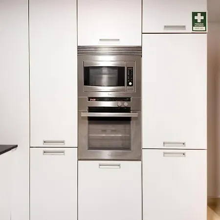 Spacious In Center In Lively Area Апартаменты Авейру