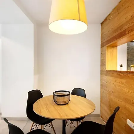 Апартаменты Spacious In Center In Lively Area Авейру