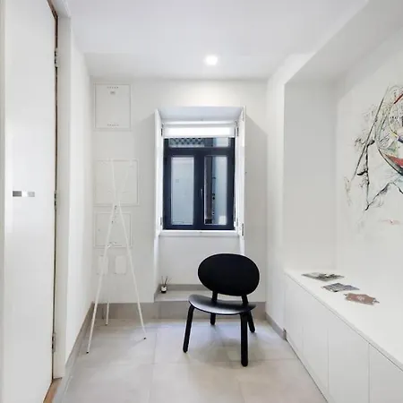 Spacious In Center In Lively Area Апартаменты Авейру